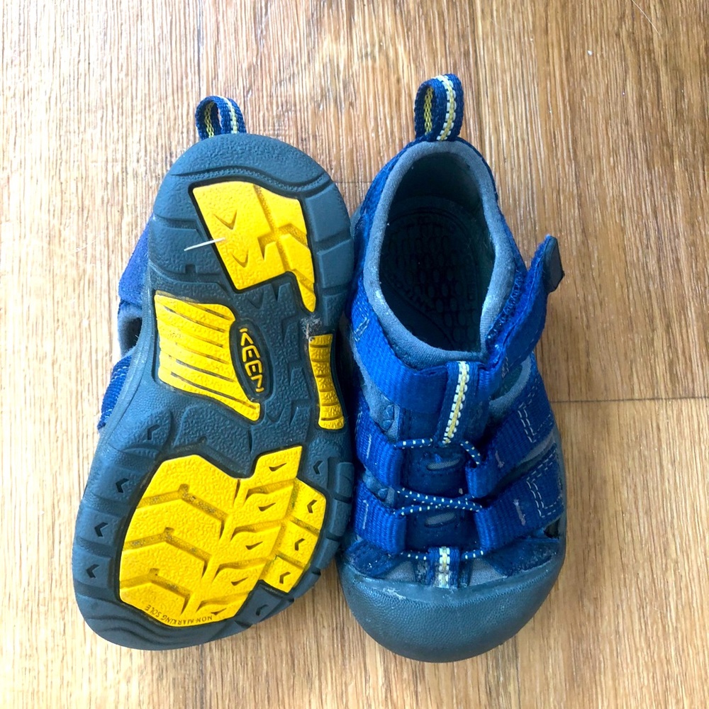 Keen toddler boys Velcro water hiking shoes 6k